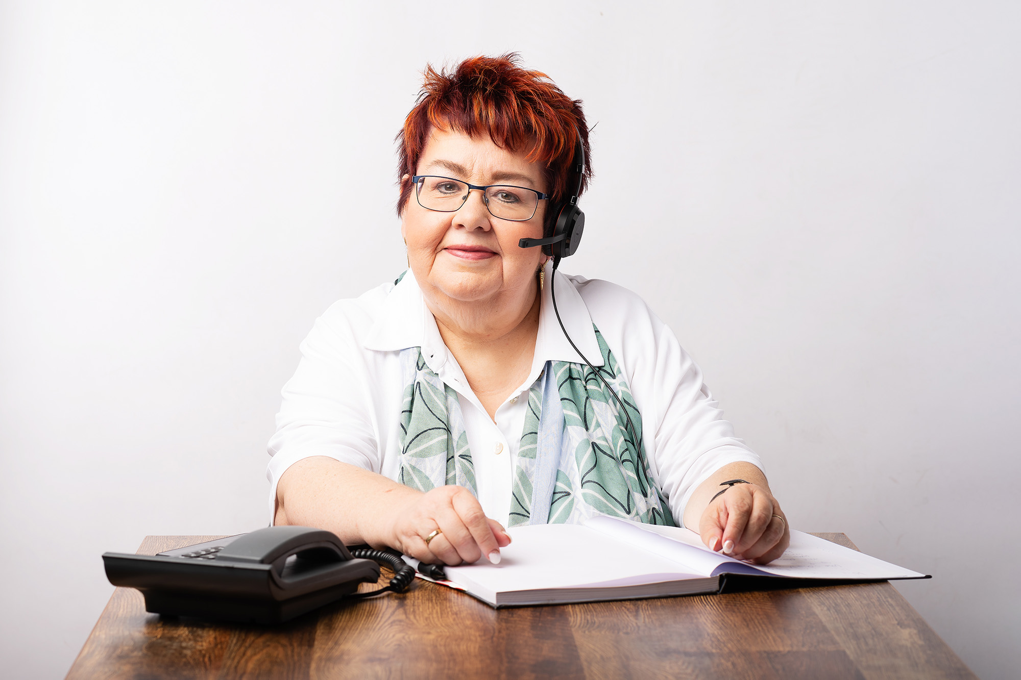 Margarete Brandmayr beim Telefonieren